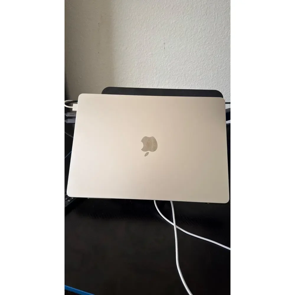 Apple MacBook Air 15in M3 2024 256GB 8GB Ram Starligh Excellent